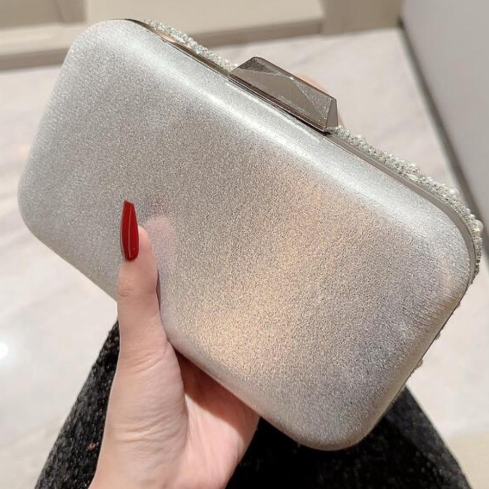💎 Embellished Clutch 💎 - Picture 2 of 7